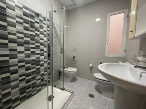 Bathroom - Apartment in Ourense Near City Center (Ourense)