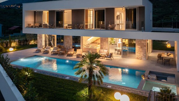 A modern two-story house with a swimming pool, outdoor seating, and a view of the mountains. - Villa ZaLú with Heated Pool (Srinjine)
