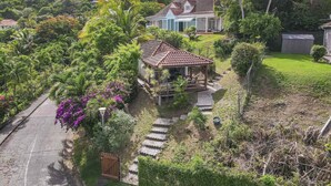 Une maison avec un jardin, un belvédère et un sentier.