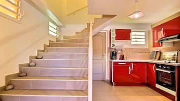 雪櫃、微波爐、焗爐、洗碗機