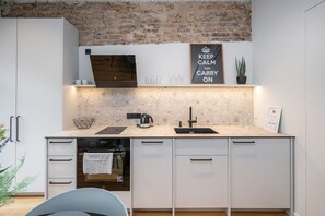 Kjøleskap, ovn, oppvaskmaskin og vannkoker