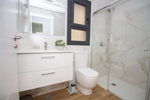 Douche, sèche-cheveux, serviettes fournies