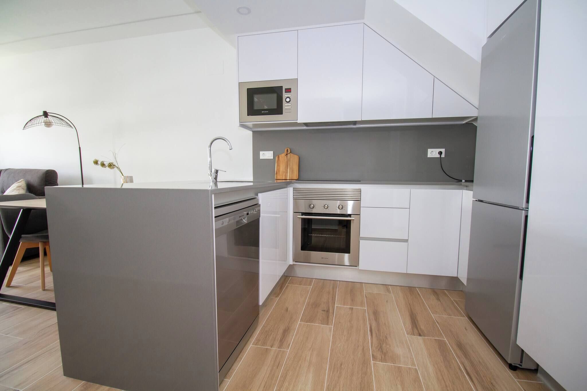 Frigorífico, microondas, horno y lavavajillas