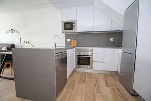 Kjøleskap, mikrobølgeovn, ovn og oppvaskmaskin