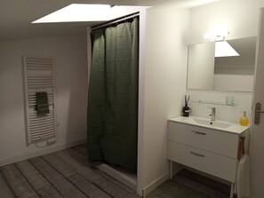 Douche, sèche-cheveux, serviettes fournies, savon