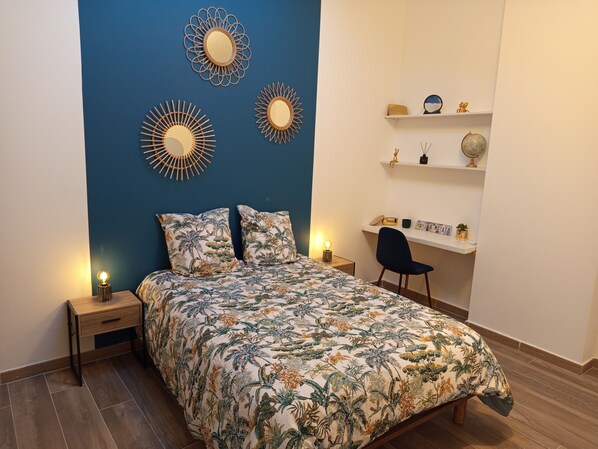 2 chambres, bureau, fer et planche à repasser, lit parapluie