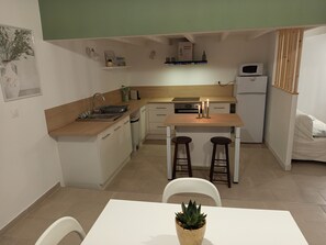 Réfrigérateur, micro-ondes, four, plaque de cuisson