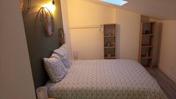 2 chambres, bureau, fer et planche Ă  repasser, lit parapluie