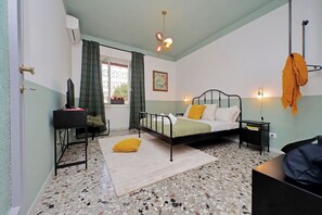 2 bedrooms, desk, iron/ironing board, WiFi