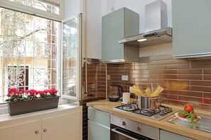 ثلاجة، فرن، موقد طهي مسطح، غسالة أطباق