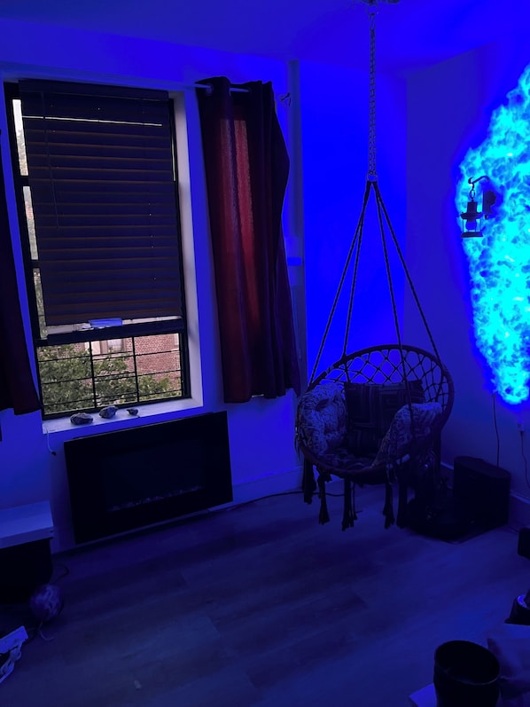 Een smart-tv en een stereo