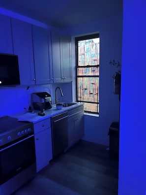 Een koelkast, een magnetron, een oven, een kookplaat