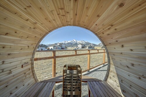 The Artful Escape w/Mountain Views-STR-296