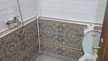 Hiustenkuivaaja, pyyhkeet, saippua, vessapaperi