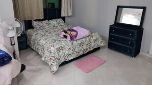 2 عدّة غرف نوم ومكواة/لوح كي وواي فاي وملاءات أسرّة