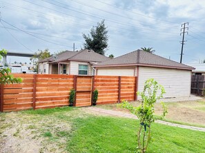 المنطقة المحيطة بالمنشأة