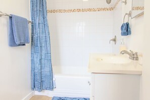 Hair dryer, towels, soap, toilet paper - Cozy, Private &Safe 1Bed Home - 2 min from DTR&UCR (Riverside)