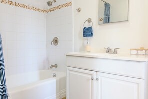 Asciugacapelli, asciugamani, sapone, carta igienica