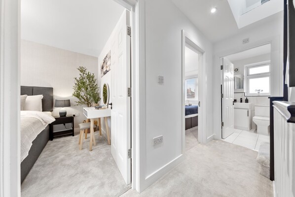 4 عدّة غرف نوم ومكواة/لوح كي وواي فاي مجانًا