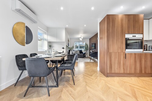 Large House | Private Driveway| Long-Term Stay