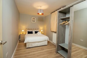 2 bedrooms, iron/ironing board, free WiFi, bed sheets - Modern Spacious 2 Bed Apartment Wolverhampton with Free Secure Parking (West Midlands)