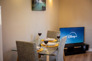 Dining - Modern Spacious 2 Bed Apartment Wolverhampton with Free Secure Parking (West Midlands)