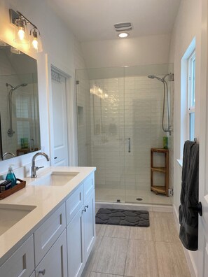 Dusche, Haartrockner, Handtücher, Seife