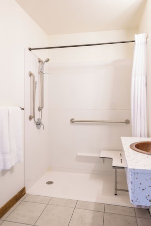 Deluxe Single Room | Bathroom | Shower, free toiletries, towels, soap. Big Bend Station