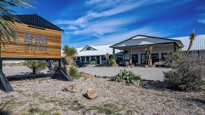 Un bâtiment moderne sur lequel on peut lire l’inscription « BIG BEND STATION ».
