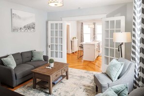 Una televisión, una oficina