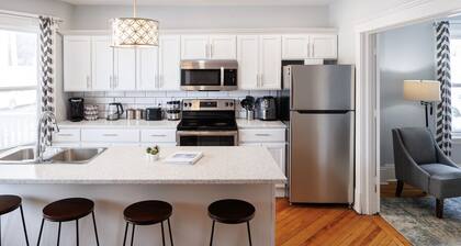 86A King Bed 2bd 3bt on Queen St. Downtown