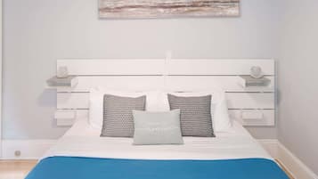 2 soverom, skrivebord, strykejern/-brett og reiseseng for barn