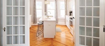 86A King Bed 2bd 3bt on Queen St. Downtown