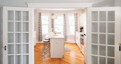 86A King Bed 2bd 3bt on Queen St. Downtown