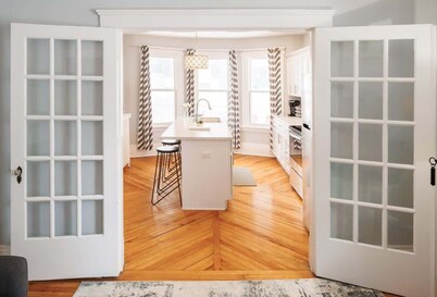 86A King Bed 2bd 3bt on Queen St. Downtown