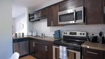 Réfrigérateur, micro-ondes, four, plaque de cuisson