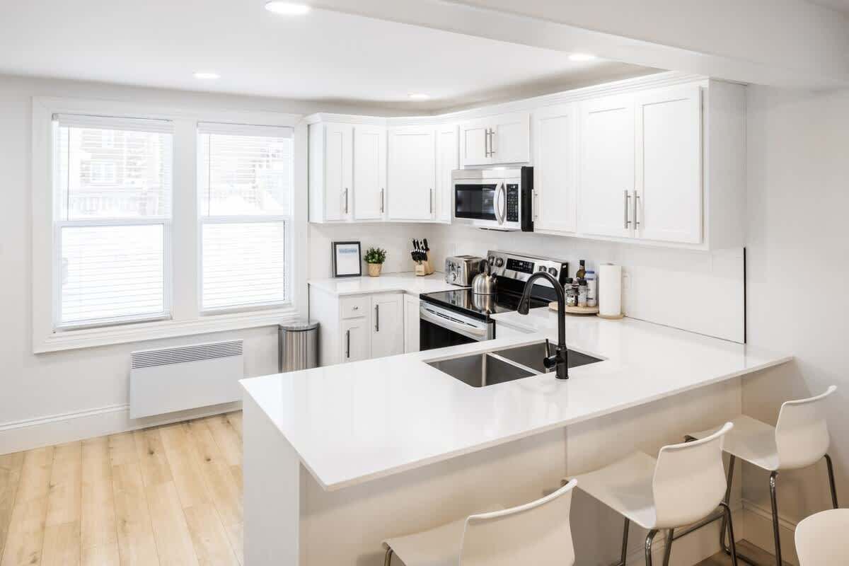 Jääkaappi, mikroaaltouuni, uuni, liesi