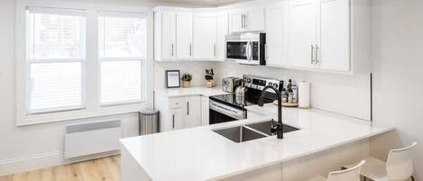 Kühlschrank, Mikrowelle, Ofen, Herdplatte