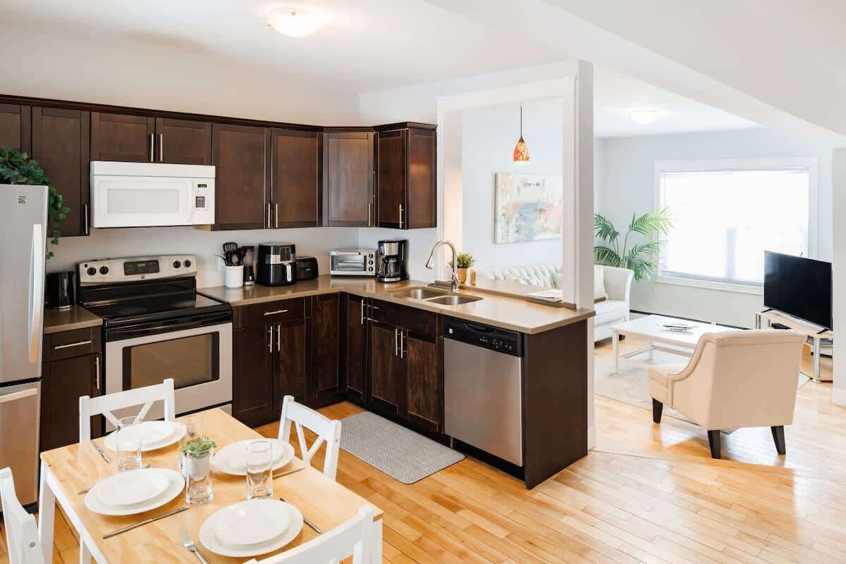 Kjøleskap, mikrobølgeovn, ovn og kokeplater