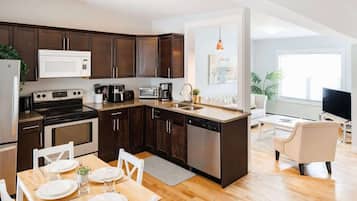 Kjøleskap, mikrobølgeovn, ovn og kokeplater