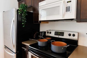 冰箱、微波炉、烤箱、炉灶