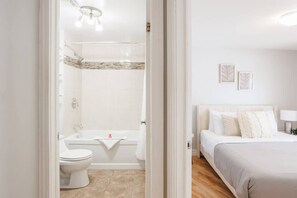 Regadera, secadora de cabello, toallas 