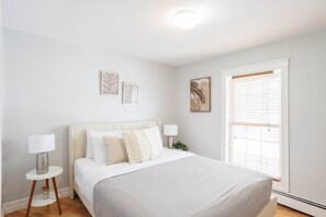 2 habitaciones, tabla de planchar con plancha, cuna de viaje y wifi 