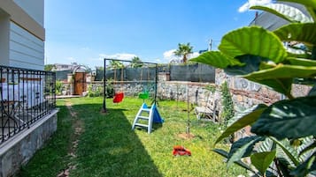 Área de juegos infantiles al aire libre