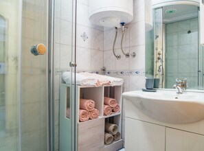 Dusche, Haartrockner, Handtücher