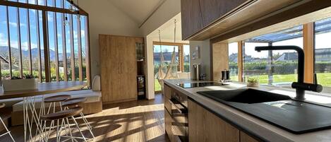 冷蔵庫、オーブン、コンロ、食器洗い機