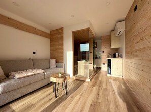 TV, stereo - Elegant Warm Bliss Hideaway Escape Lodge - Glamping (Sencur)