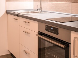 Réfrigérateur, four à micro-ondes, un four, surface de cuisson