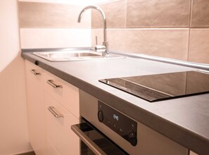 Kjøleskap, mikrobølgeovn, ovn og kokeplater