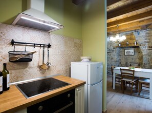 Frigorífico, horno, placa de cocina y utensilios de cocina